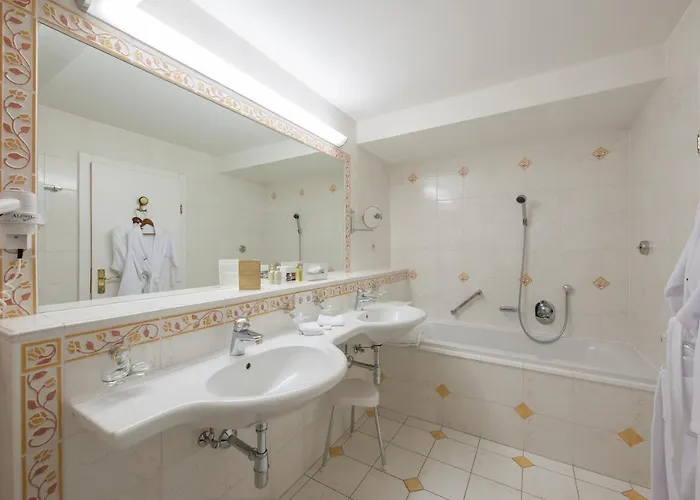 Alpina Deluxe Hotel 4*